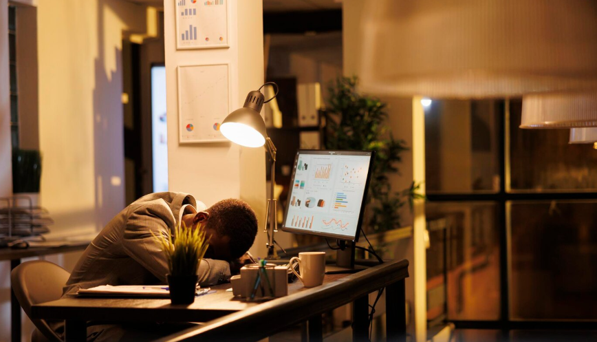 홈페이지 이미지 및 문구 수정이 지연되는 불편한 상황을 표현한 이미지